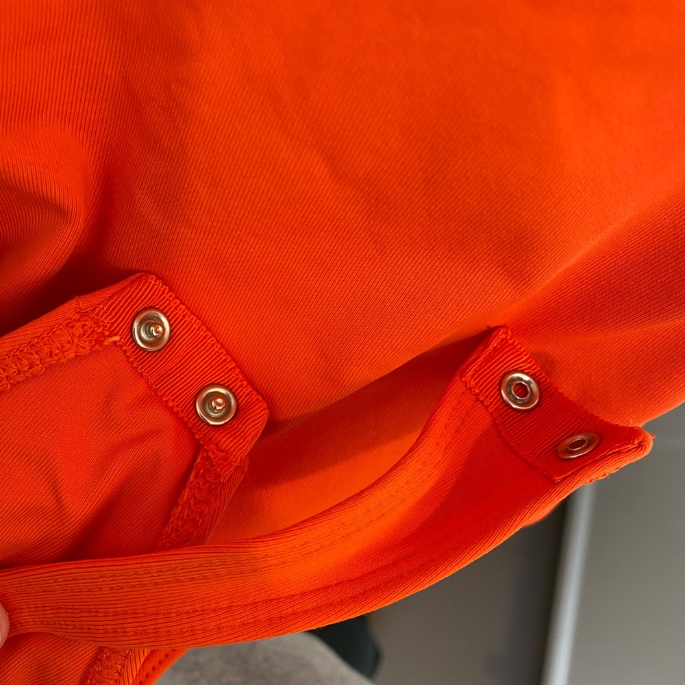 ARITZIA Contour Squareneck Shortleeve Red Orange Bodysuit Small - Picture 4 of 4